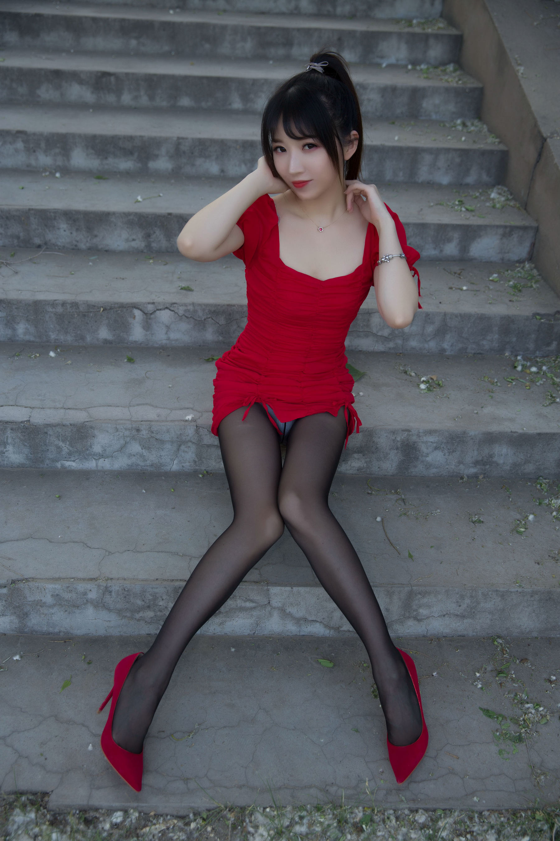斗鱼主播小女巫露娜 – 户外小红裙 Cosplay-第30张