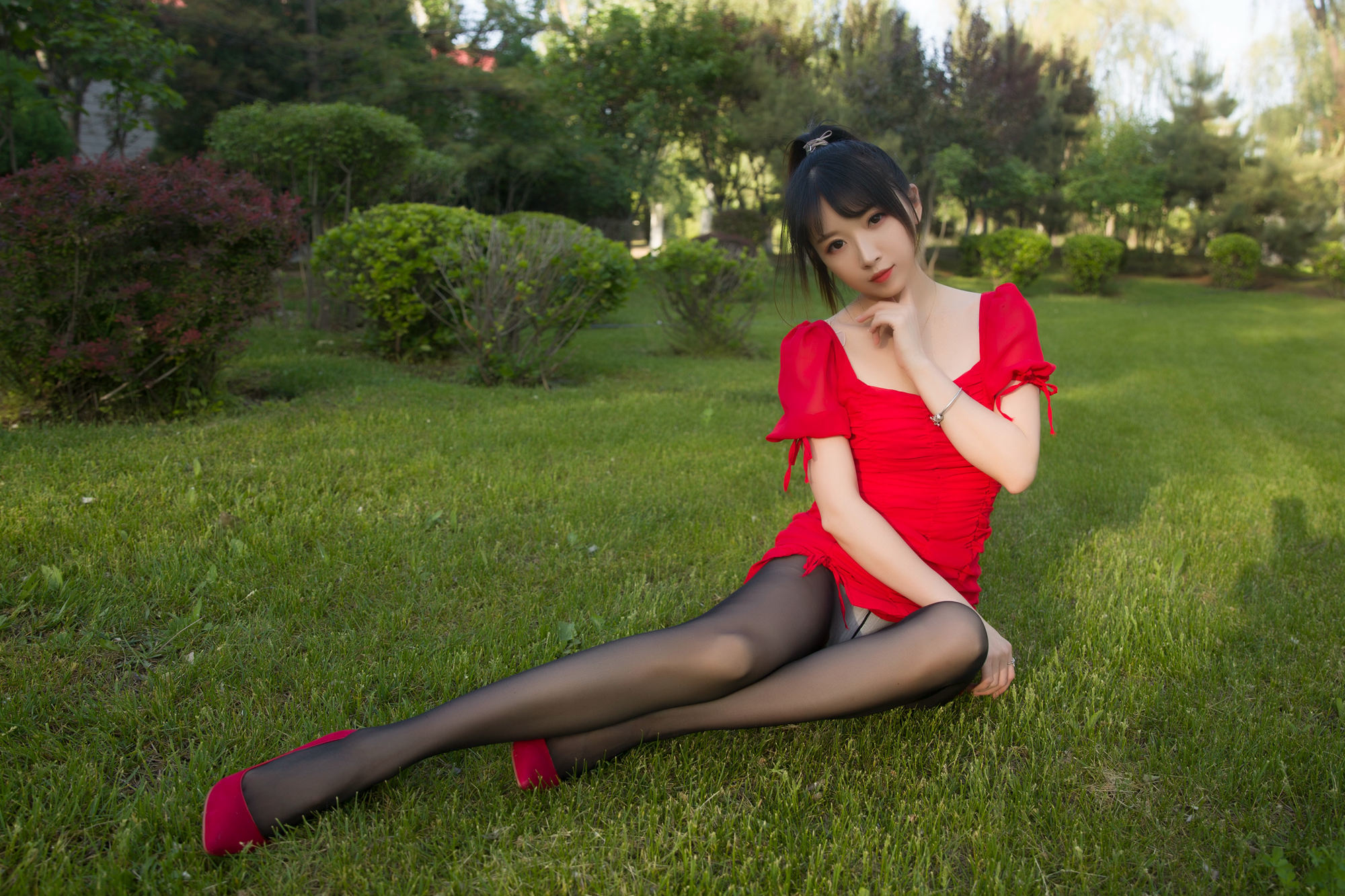 斗鱼主播小女巫露娜 – 户外小红裙 Cosplay-第39张