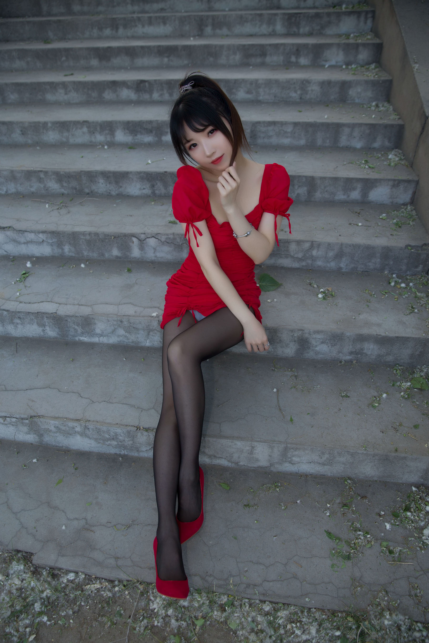 斗鱼主播小女巫露娜 – 户外小红裙 Cosplay-第25张