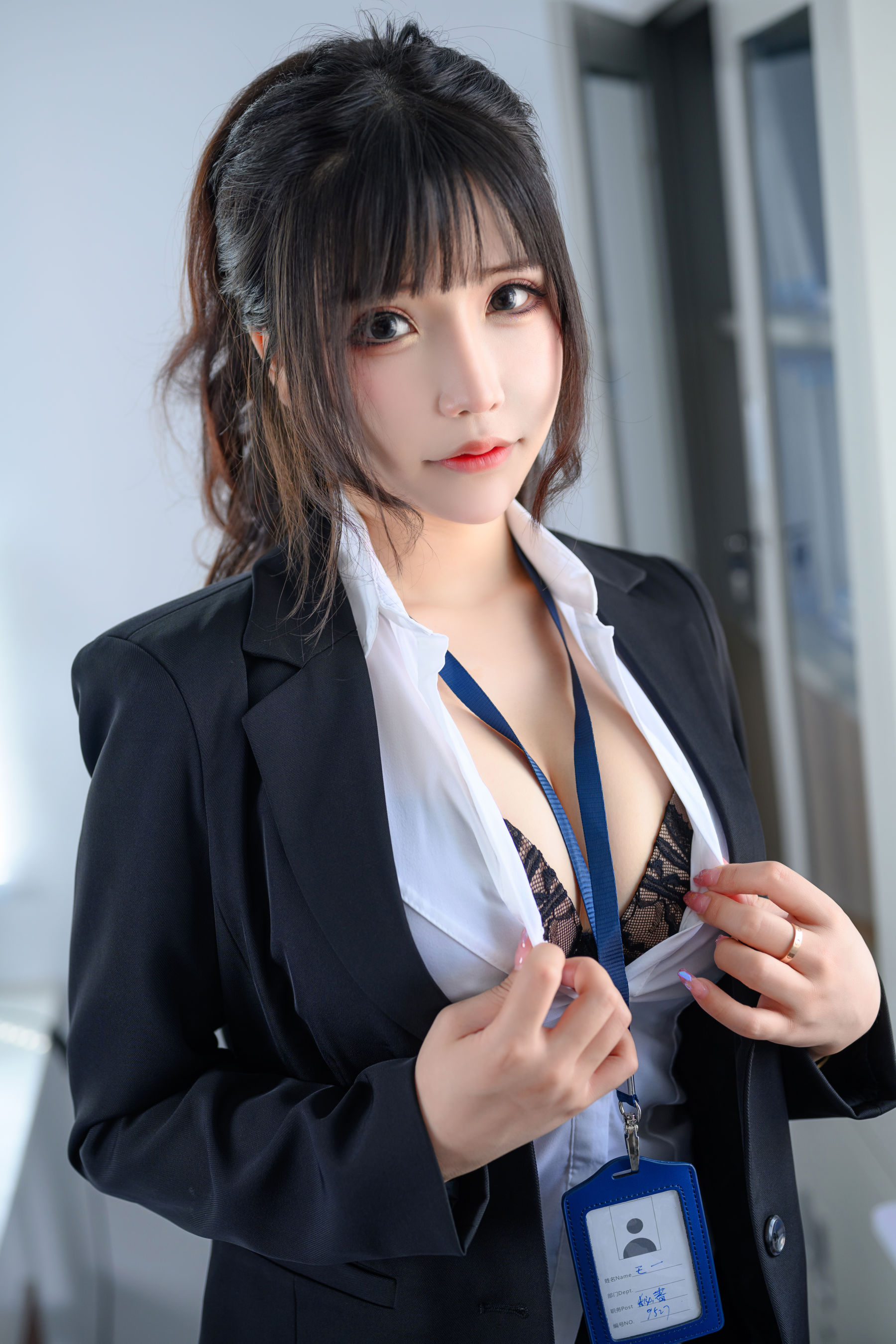 二次元妹子抱走莫子aa – OL太太 Cosplay-第1张