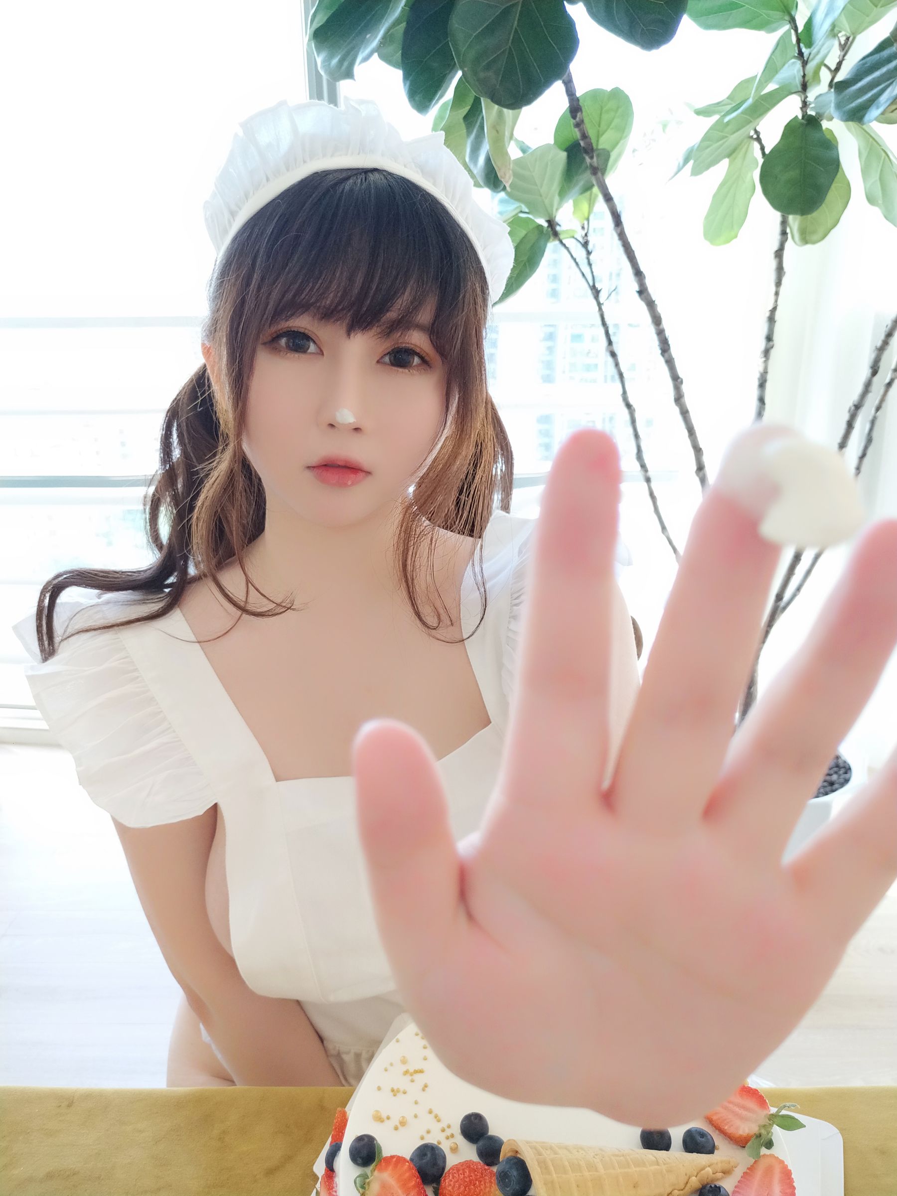 [Cosplay写真] 蜜桃少女是依酱呀 – 小厨娘 Cosplay-第38张