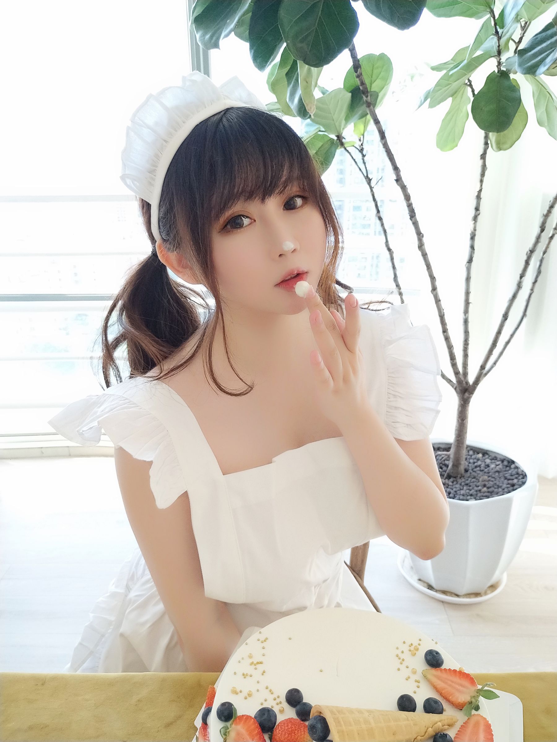 [Cosplay写真] 蜜桃少女是依酱呀 – 小厨娘 Cosplay-第37张