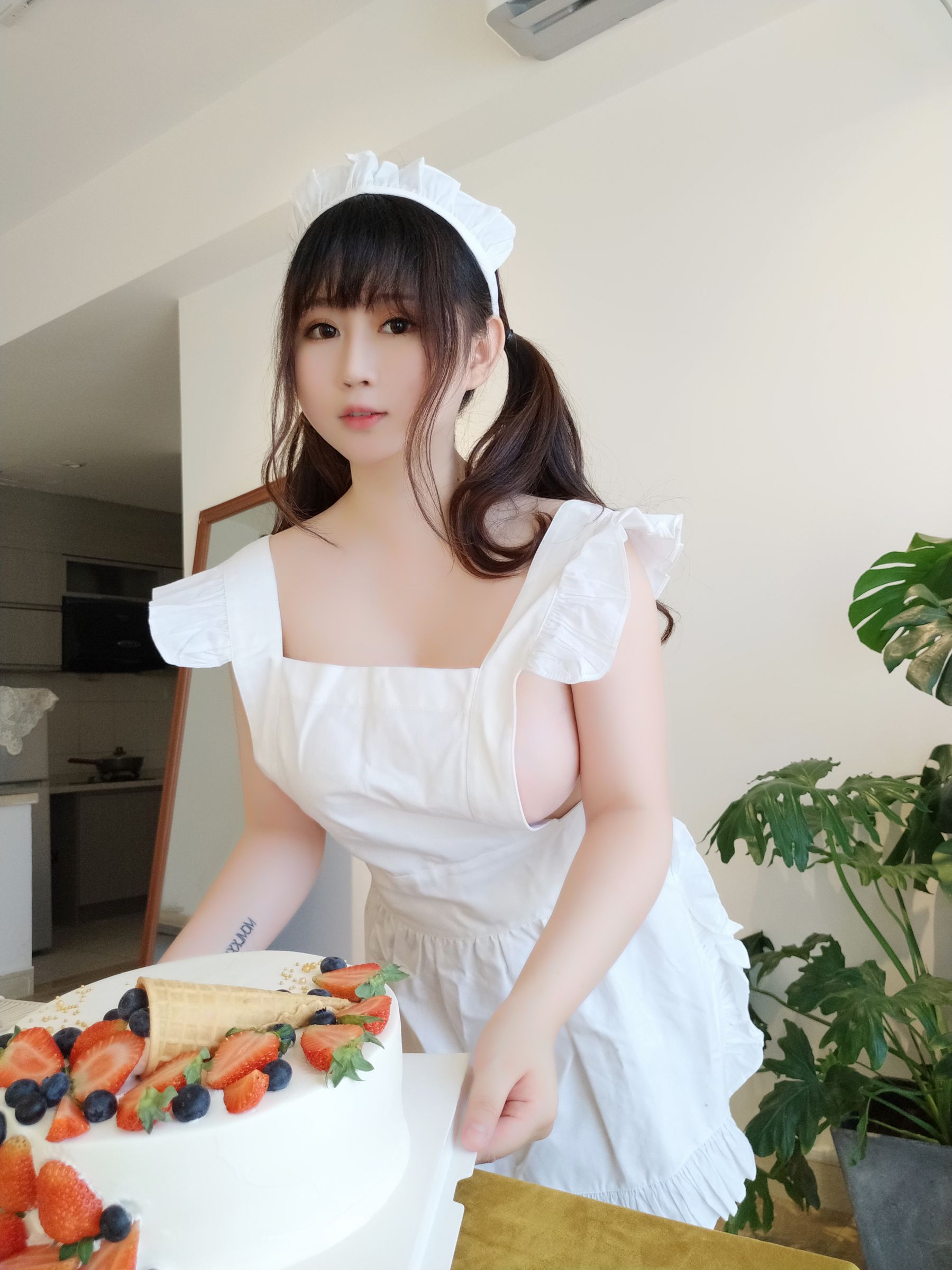 [Cosplay写真] 蜜桃少女是依酱呀 – 小厨娘 Cosplay-第40张