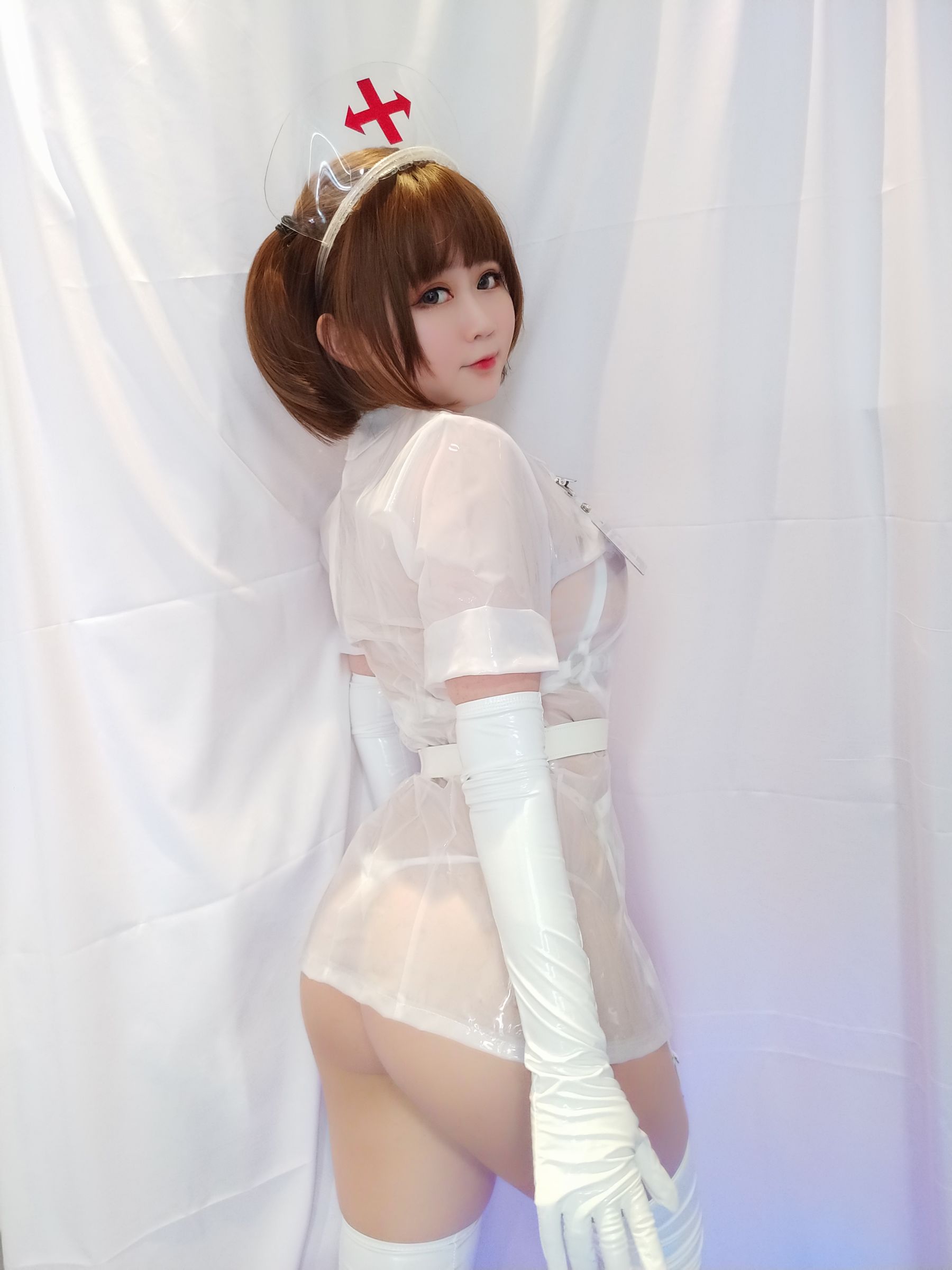 [Cosplay写真] 蜜桃少女是依酱呀 – 专属护士 Cosplay-第37张