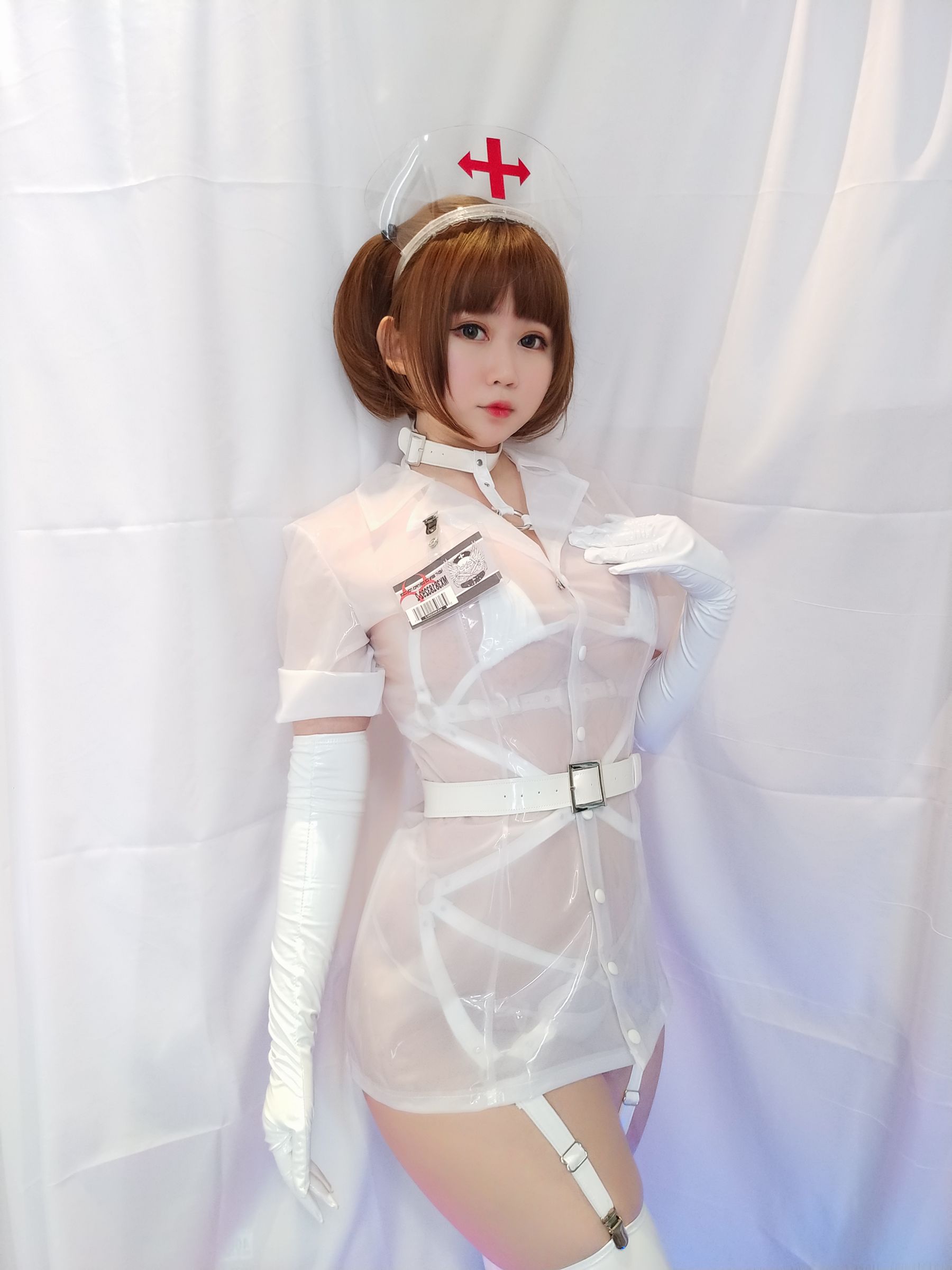 [Cosplay写真] 蜜桃少女是依酱呀 – 专属护士 Cosplay-第35张